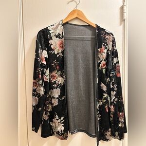 3/$10 🏷️ Floral Black Velvet Short Duster